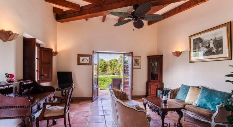 Santa Maria del Cami. Highly attractive region in the well-known wine growing area. 21 rooms/suits.