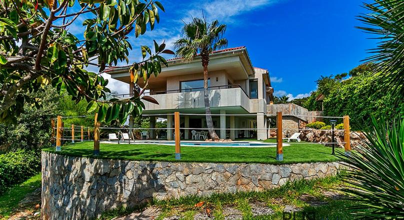 Sea views. Villa. Santa Ponsa. Move in.