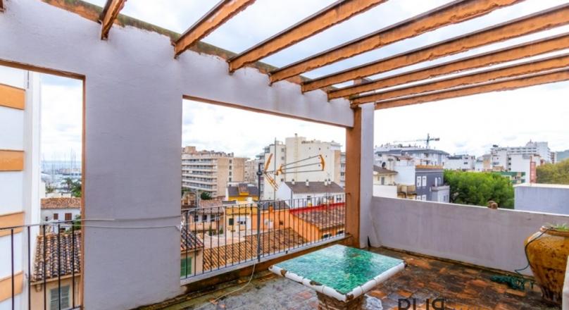 Santa Catalina. 3 floors. Renovated inside. Living in the middle of the hip district. With sea view.