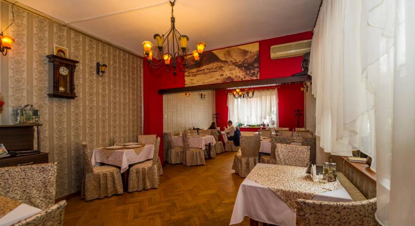 House, alone in the yard, with commercial activity, special conditions, Central, Brasov