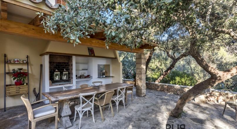 Establiments. View to the bay of Palma. Spacious property with many buildings. Rehabilitated.