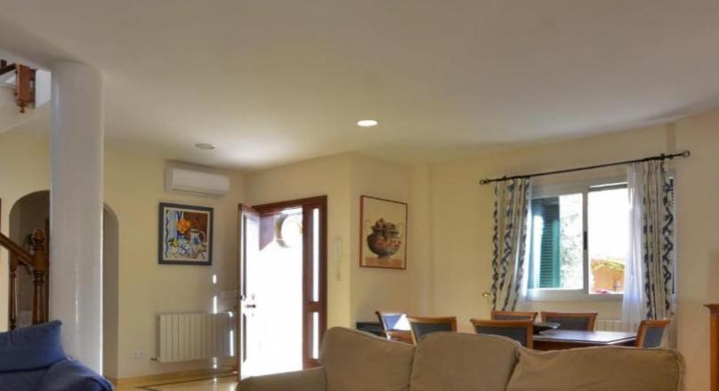 Beautiful detached house with private pool and wine cellar