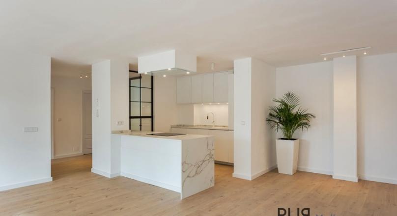 Fancy. Newly renovated. And right in the middle. Not just there. In Santa Catalina.