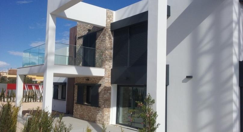 Villa. New building. Modern. White with Mallorcan stone.