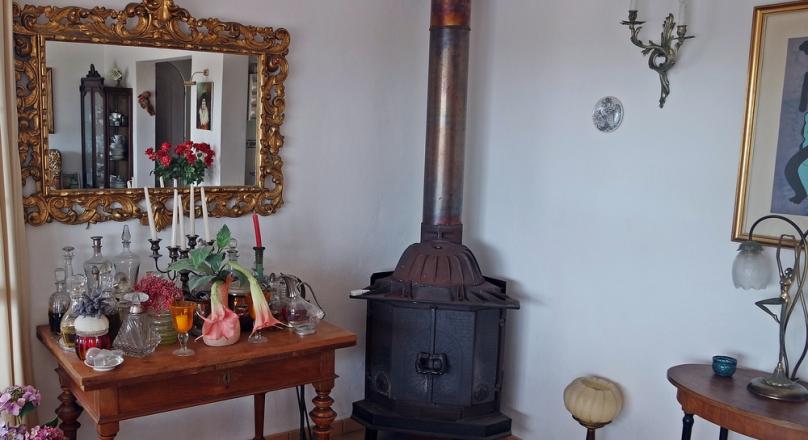 Location. Location. Location. A gem, 15 minutes to the airport (no aircraft noise). A mega-lake view.