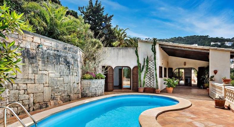Villa in the northeast. Canyamel. With a lot of space. And small price.