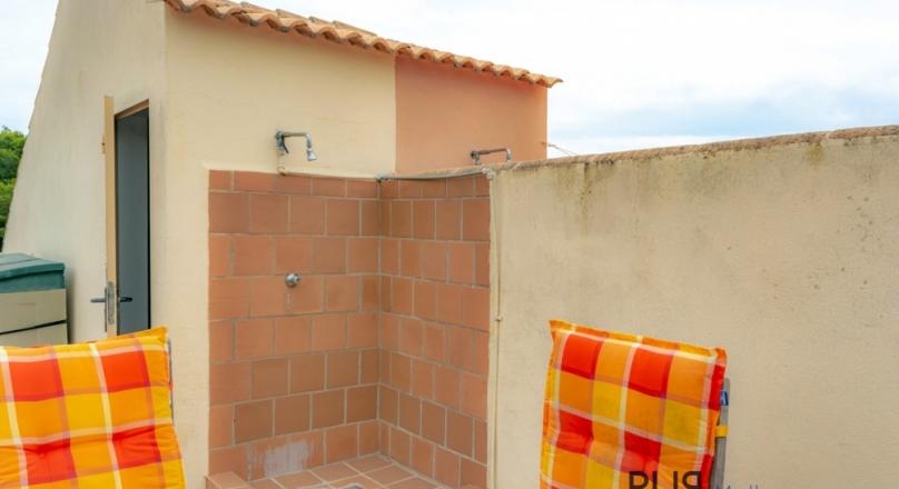 In the far northeast. Apartment with a large roof terrace. Font de Sa Cala.