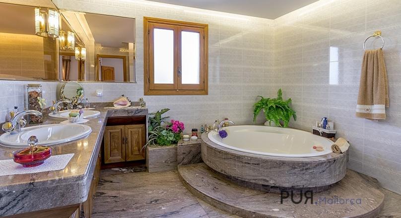 Villa with a lot of space. Panoramic view in the bay of Palma.