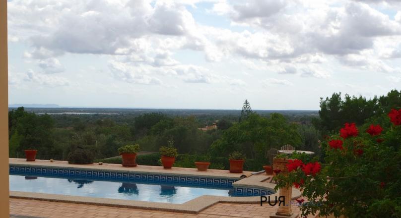 Location. Location. Location. A gem, 15 minutes to the airport (no aircraft noise). A mega-lake view.
