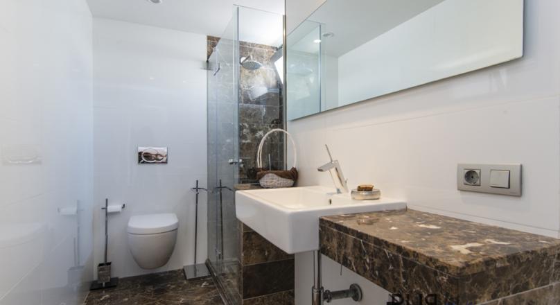 In the center of the Capitale. Spacious penthouse. Rooftop terrace with many options.