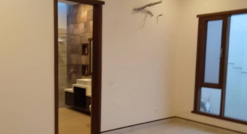 Bungalow for sale 635 square yard 2+4 bedroom