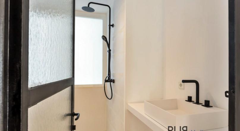 Fancy. Newly renovated. And right in the middle. Not just there. In Santa Catalina.