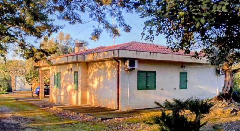 Villetta + Rustico + Land (16,000 sq.m.) In the district of S. Marco Nanfro in Caltagirone
