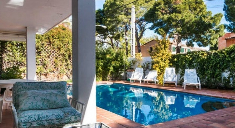 Bonanova - The district above the cruise port. Villa with guest house and 5 bedrooms.