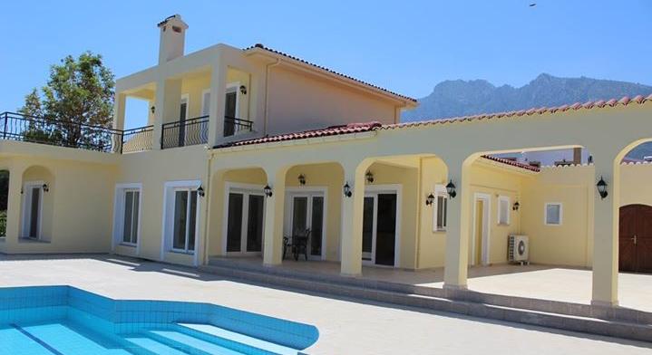 Girne, Edremit Bölgesin'de Satılık 3+1 Yüzme Havuzlu Villa.