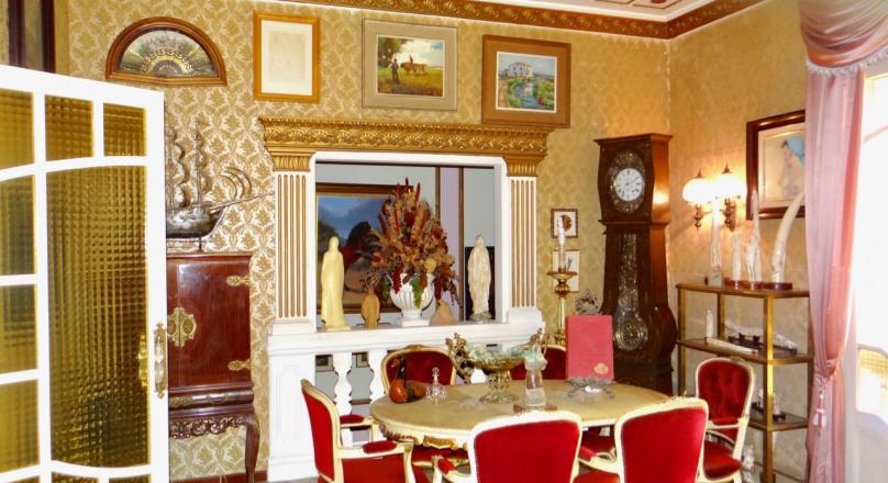 Autentic townhouse in need of reform with garage and terraces