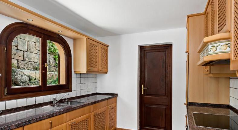 Villa in the northeast. Canyamel. With a lot of space. And small price.
