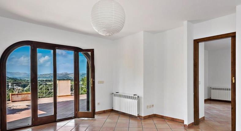 Villa in the northeast. Canyamel. With a lot of space. And small price.