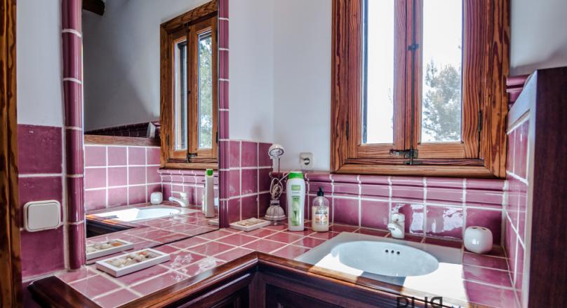 Bright villa with pool and private olive groves.