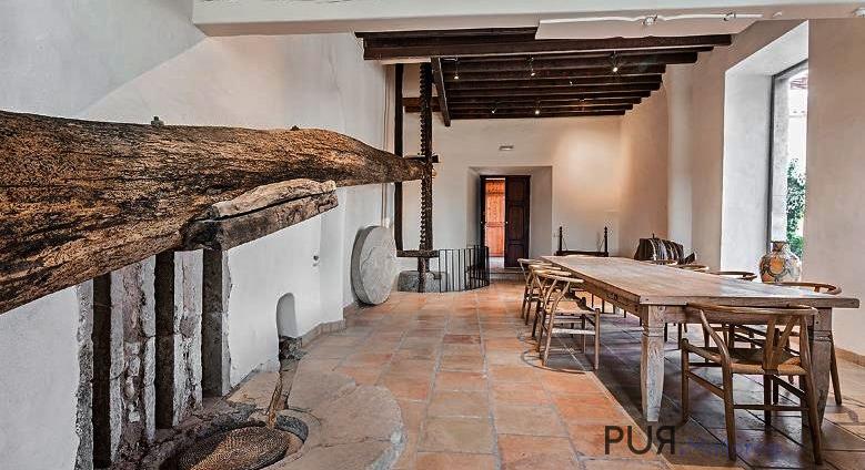 5-star country hotel, 21 rooms / suites, large SPA with indoor pool. 20 minutes to Palma! 