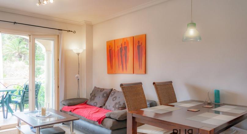 In the far northeast. Apartment with a large roof terrace. Font de Sa Cala.