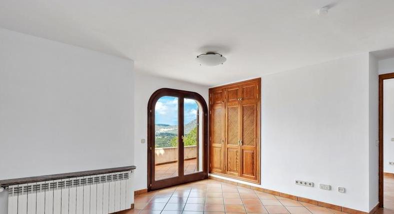Villa in the northeast. Canyamel. With a lot of space. And small price.