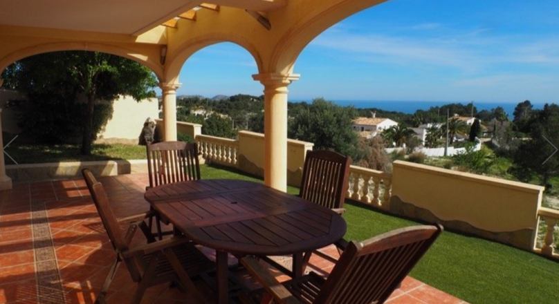 Villa en venta 5 dormitorios con piscina climatizada y vistas al mar y en Moraira