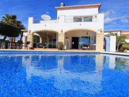 Villa en venta con 6 dormitorios y vistas al mar en Moraira