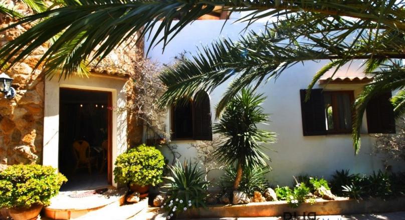 Villa with turrets. Sea-view. With separate guest apartment.
