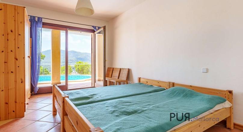 Hillside villa with pool and garage