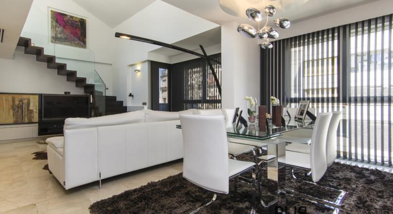 In the center of the Capitale. Spacious penthouse. Rooftop terrace with many options.