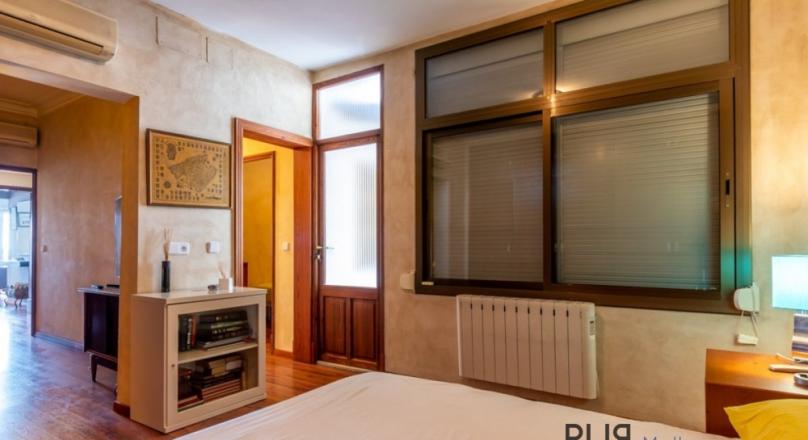 Santa Catalina. 3 floors. Renovated inside. Living in the middle of the hip district. With sea view.