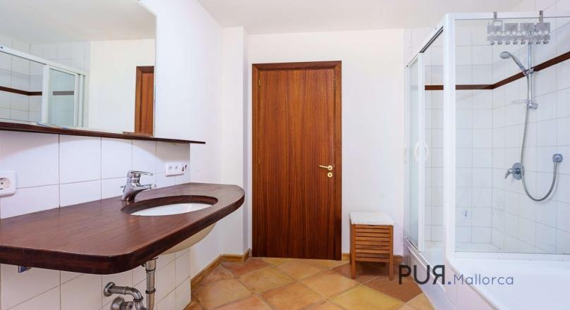 Hillside villa with pool and garage