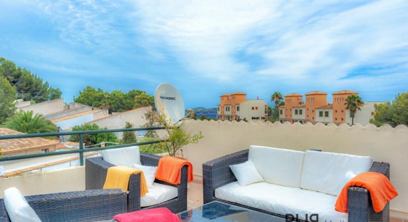 In the far northeast. Apartment with a large roof terrace. Font de Sa Cala.