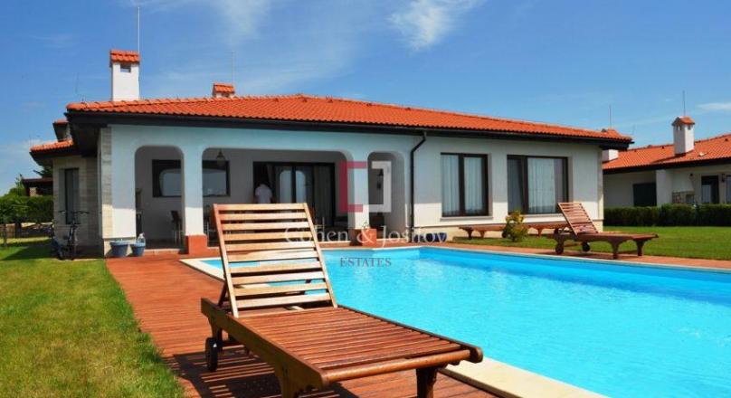 Cohen & Josifov Estates presenta a su atención una villa en un muy respetable complejo de golf Black Sea Rama en la ciudad de Balchik.