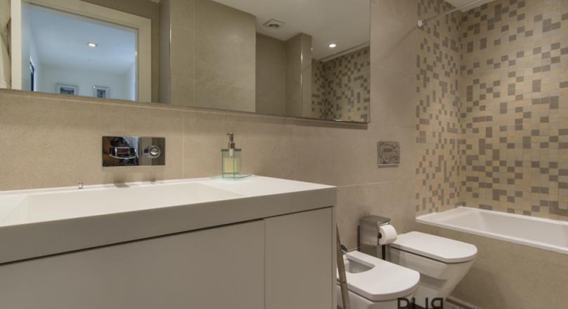 In the center of the Capitale. Spacious penthouse. Rooftop terrace with many options.