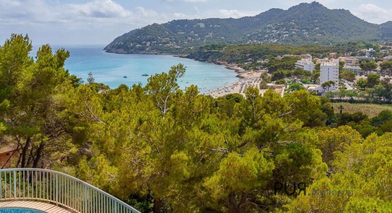 Hillside villa with pool and garage