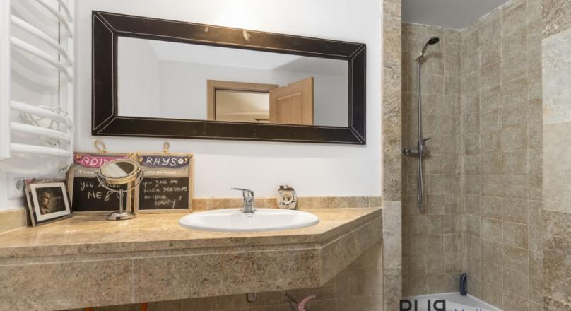 Big apartment. Very well maintained facility. And for dinner on foot to Port Adriano.