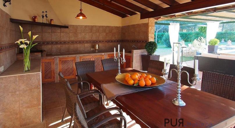 Finca with guest house. Holiday rental license. And really crazy.