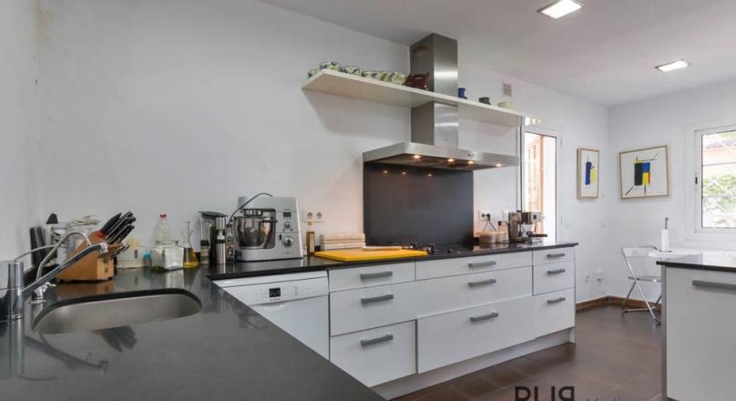 Bonanova - The district above the cruise port. Villa with guest house and 5 bedrooms.