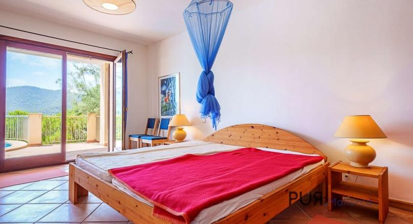 Hillside villa with pool and garage