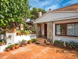 A rarity. House in Santa Ponsa with vacation rental license with 9 places. And then the price.