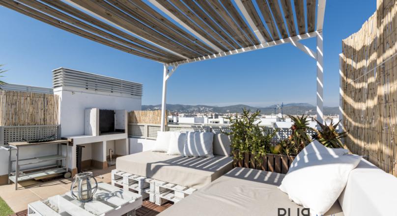 Townhome. View over the city. Penthouse. Above Son Espanyolet. Small but nice.
