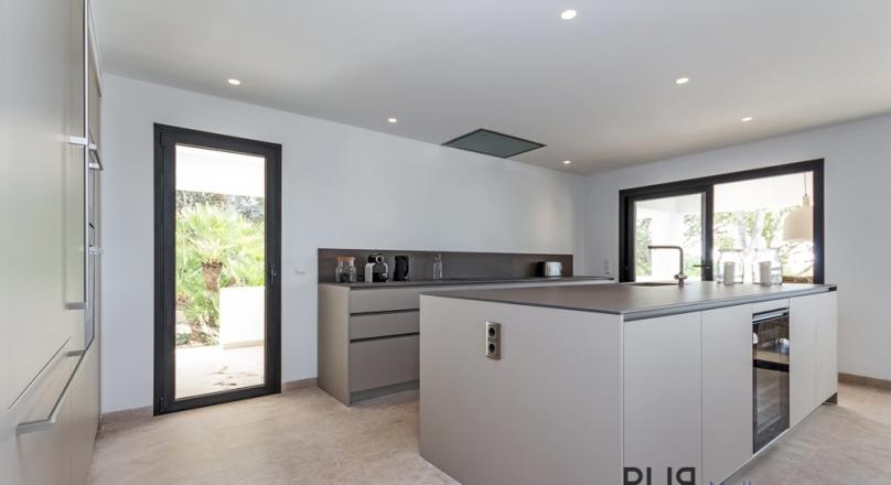 Paguera. Investment and investment property. Villa. Near the beach.