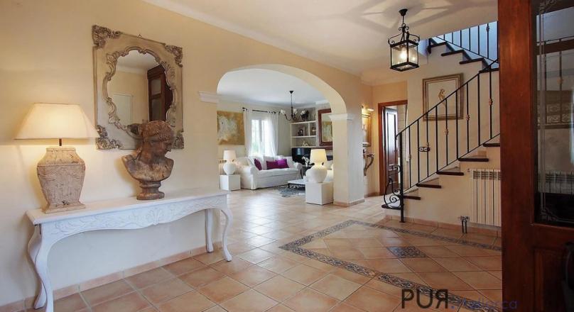 Finca with guest house. Holiday rental license. And really crazy.