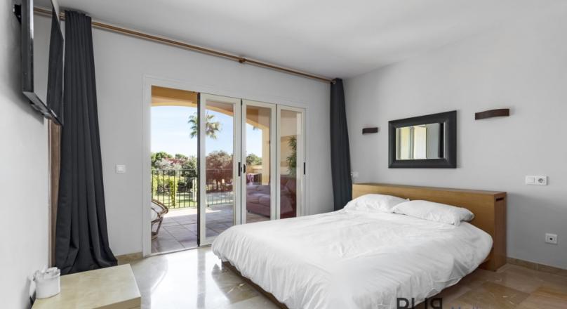 Big apartment. Very well maintained facility. And for dinner on foot to Port Adriano.