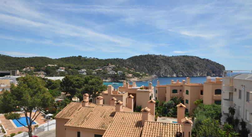 Penthouse with views over the bay. Camp de Mar. And the price. You will be surprised. Very.