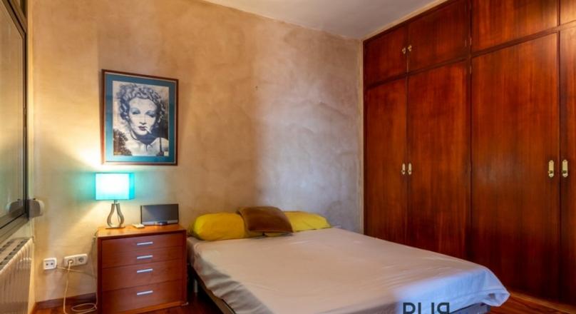 Santa Catalina. 3 floors. Renovated inside. Living in the middle of the hip district. With sea view.