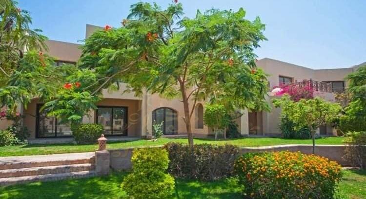 For sale apartment overlooking the sea and pool