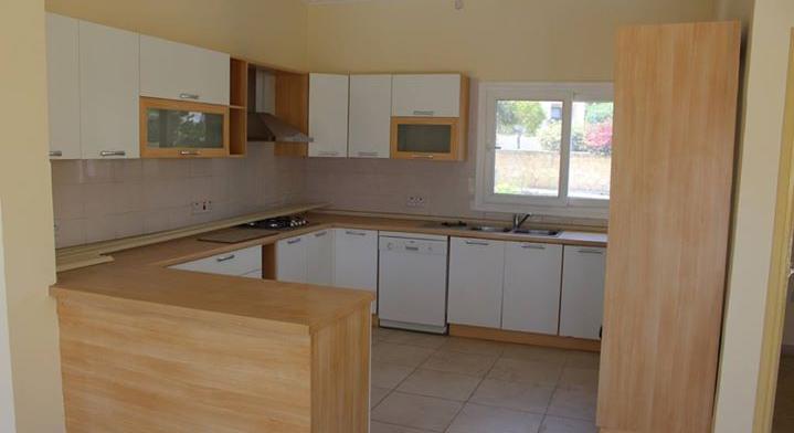 Girne, Edremit Bölgesin'de Satılık 3+1 Yüzme Havuzlu Villa.